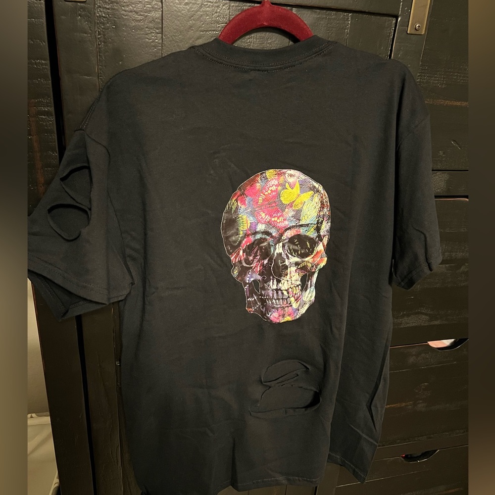 Size Large unisex distressed skull T-shirt